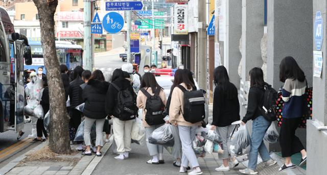 미인가 기독교 교육시설인 IEM국제학교에서 코로나19 확진자가 대거 발생한 가운데, 25일 오후 학생들이 생활치료센터로 이송 될 차량으로 이동하고 있다. 뉴스1