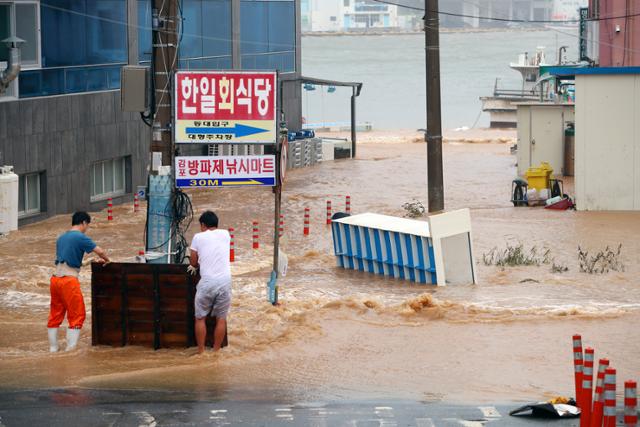 지난해 9월 경북 경주 감포항 주변 상가 골목에 태풍 '하이선'의 영향으로 바닷물이 밀려들고 있다. 경주=연합뉴스