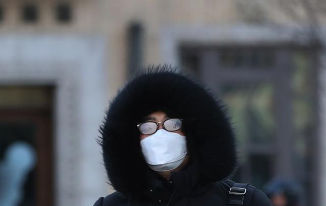 전국 대부분 지역에 한파특보와 강풍특보가 발효된 29일 오전 서울 종로구 광화문네거리에서 시민들이 잔뜩 움츠린 채 출근길 발걸음을 재촉하고 있다. 기상청은 강풍을 동반한 이번 추위가 주말 낮부터 영상권을 회복하며 누그러질 것으로 예보하고 있다. 뉴스1