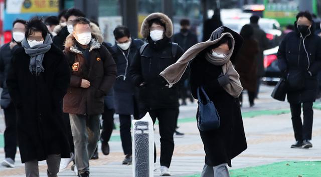 전국 대부분 지역에 한파특보와 강풍특보가 발효된 29일 오전 서울 종로구 광화문네거리에서 시민들이 잔뜩 움츠린 채 출근길 발걸음을 재촉하고 있다. 기상청은 강풍을 동반한 이번 추위가 주말 낮부터 영상권을 회복하며 누그러질 것으로 예보하고 있다. 뉴스1