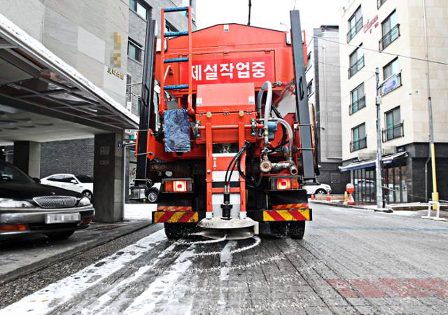 서울 전 지역에 대설주의보가 발효 중인 28일 오전 서울 동작구 국사봉길 인근 경사로 도로에서 제설차량이 도로에 염화칼슘을 뿌리고 있다. 연합뉴스