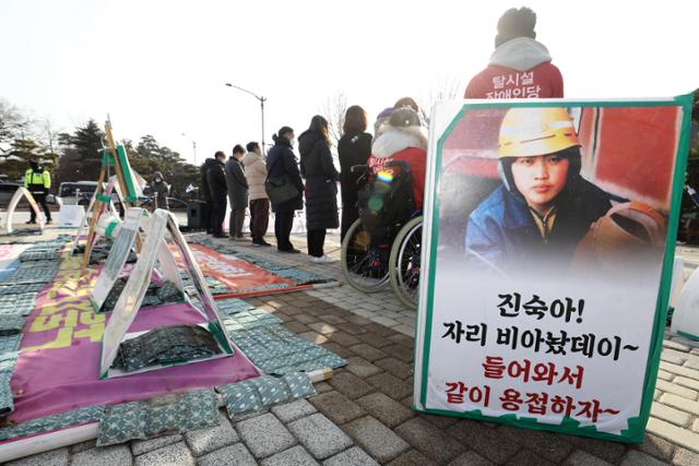 한진중공업의 마지막 해고노동자로 남은 김진숙 민주노총 부산본부 지도위원(60)의 복직을 촉구하며 청와대 앞에서 41일째 단식농성이 이어지고 있다. 31일 오전 서울 종로구 청와대 분수대 앞에서 단식자들의 건강 상태를 진료한 의료진 및 인권단체 관계자들이 정부에 긴급 대책을 촉구하는 기자회견을 하고 있다. 뉴스1