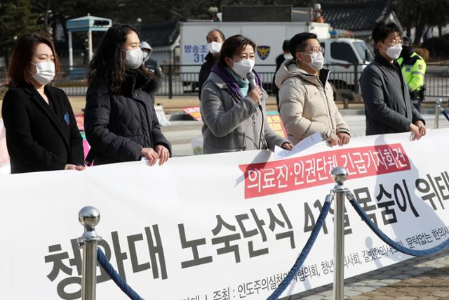 한진중공업의 마지막 해고노동자로 남은 김진숙 민주노총 부산본부 지도위원(60)의 복직을 촉구하며 청와대 앞에서 41일째 단식농성이 이어지고 있다. 31일 오전 서울 종로구 청와대 분수대 앞에서 단식자들의 건강 상태를 진료한 의료진 및 인권단체 관계자들이 정부에 긴급 대책을 촉구하는 기자회견을 하고 있다. 뉴스1