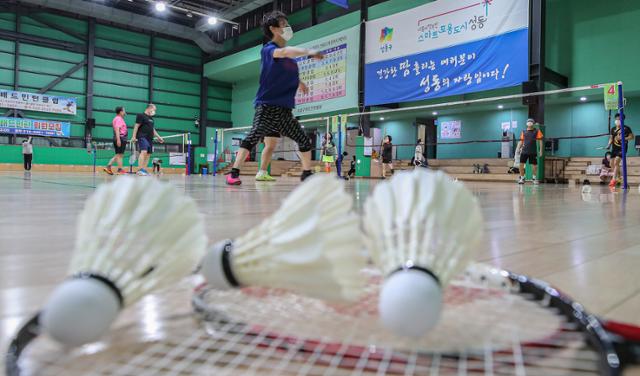 26일 오후 서울 성동구 고산자로 금호스포츠센터에서 시민들이 배드민턴을 치고 있다. 연합뉴스