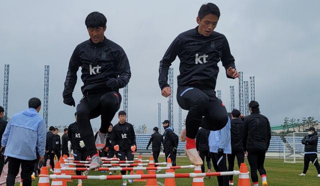 U-23 축구대표팀 이수빈(왼쪽)과 오세훈이 1일 제주 서귀포시 강창학공원 종합경기장에서 훈련하고 있다. 서귀포=김형준 기자