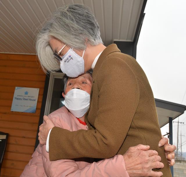 강경화 외교부 장관이 1일 경북 포항시 북구 죽장면에 거주하는 위안부 피해자인 박필근(94)할머니 댁을 방문해 준비한 선물과 얘기를 나눈 후 박 할머니와 인사를 나누고 있다. 강 장관은 퇴임을 앞두고 할머니의 안부를 확인차 방문했다. 포항=뉴스1