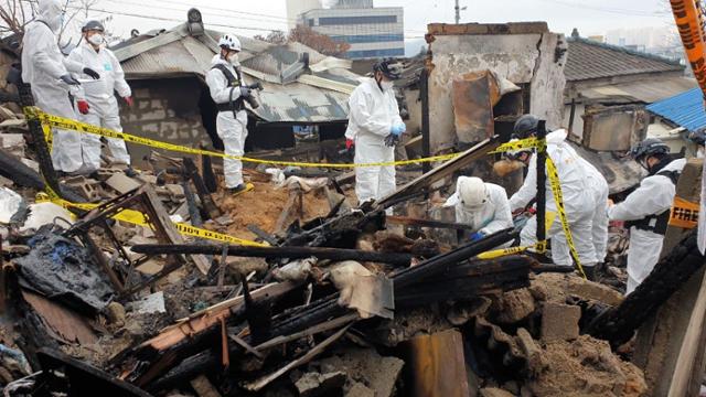 1일 오전 국립과학수사연구원과 광역화재조사팀이 강원 원주시 명륜동 주택 재개발지역에서 난 화재에 대해 합동감식을 벌이고 있다. 뉴시스