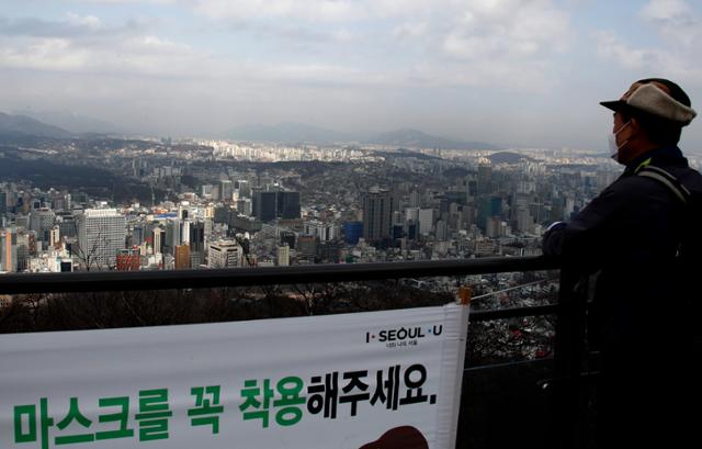 지난달 31일 서울 중구 남산에서 바라본 서울 하늘에 도심 위로 옅은 미세먼지 띠가 보이고 있다. 뉴스1