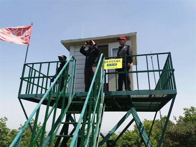 한 산불감시초소에서 감시원들이 쌍안경으로 감시하고 있다. 한국일보 자료사진.