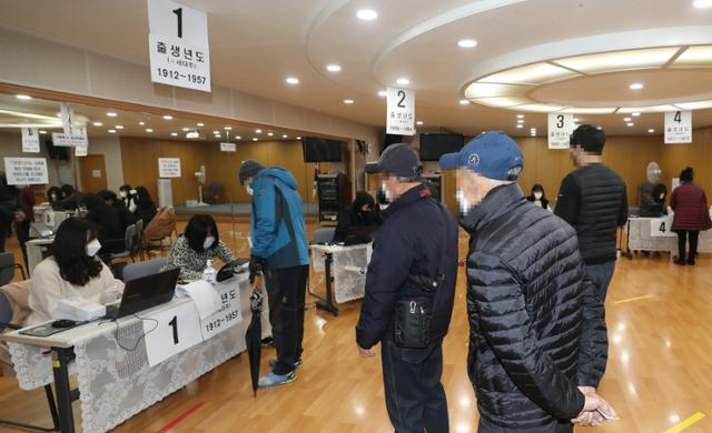 1일 오전 울산시 남구 삼산동행정복지센터에서 주민들이 긴급재난지원금 카드 신청·수령을 위해 줄을 서서 기다리고 있다. 울산시는 이날부터 전 가구에 긴급재난지원금 10만 원씩을 무기명 선불카드 형태로 지급한다. 연합뉴스