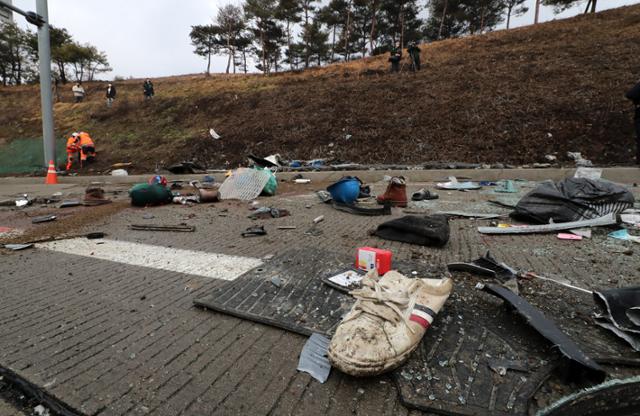 1일 오전 승합차 전복으로 12명의 사상자가 난 세종시 금남면 당진∼영덕고속도로 남세종 나들목 현장에 피해자들의 물품 등이 여기저기 흩어져 있다. 연합뉴스