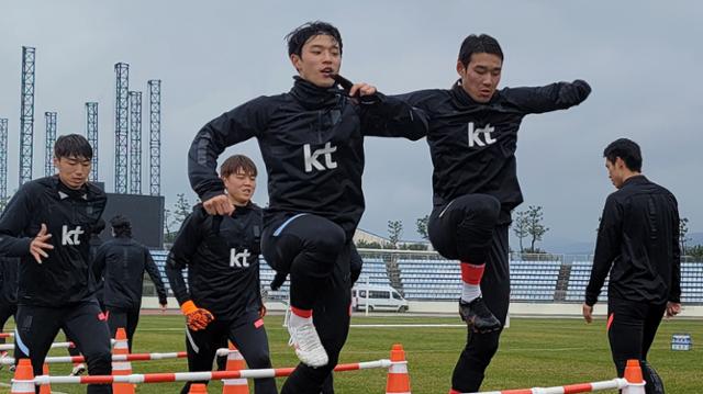 U-23 축구대표팀 정승원(왼쪽)과 송민규가 1일 제주 서귀포시 강창학공원 종합경기장에서 훈련하고 있다. 서귀포=김형준 기자