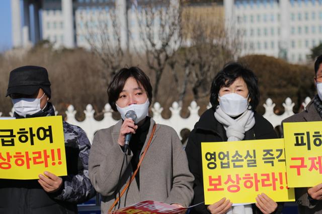 2일 서울 여의도 국회 정문 앞에서 열린 소상공인 영업손실 보상 관련 기자회견에 카페 대표로 참석한 허희영씨가 그간의 어려움을 토로하며 눈물을 보이고 있다. 소상공인연합회 제공