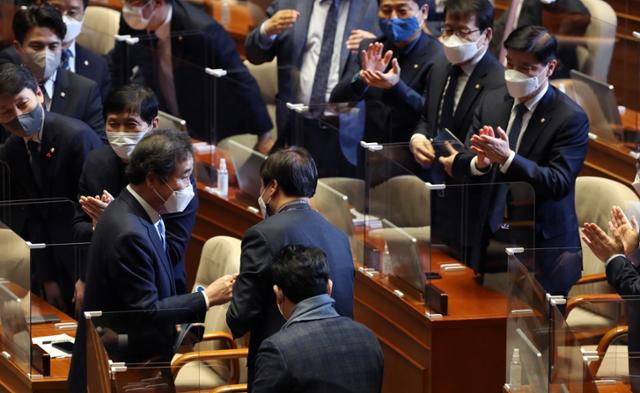 이낙연 더불어민주당 대표가 2일 오전 국회 본회의에서 교섭단체 대표연설을 마친 후 동료의원들의 박수를 받으며 퇴장하고 있다. 오대근 기자