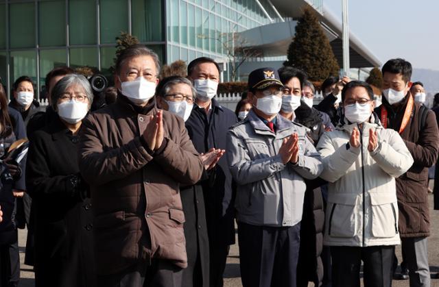 문재인 대통령이 3일 오전 인천국제공항 대한항공 화물터미널에서 열린 코로나19 백신 수송 모의훈련에서 백신 수송트럭 출발 모습을 지켜보며 박수치고 있다. 연합뉴스