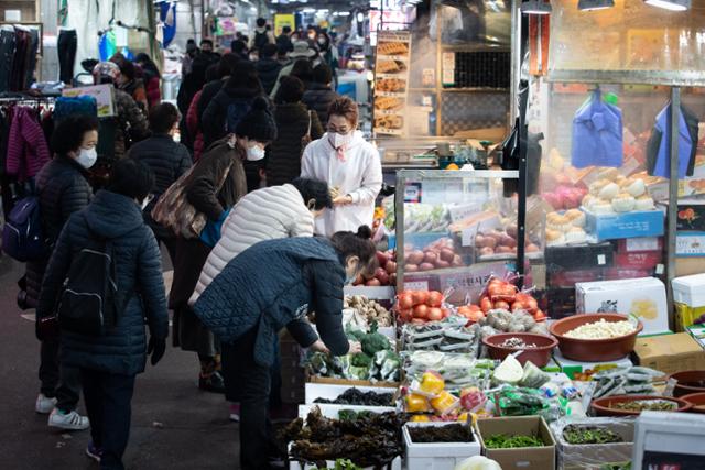 민족대명절 설날을 보름여 앞둔 26일 서울시내 한 전통시장을 찾은 시민들이 장을 보고 있다. 뉴스1