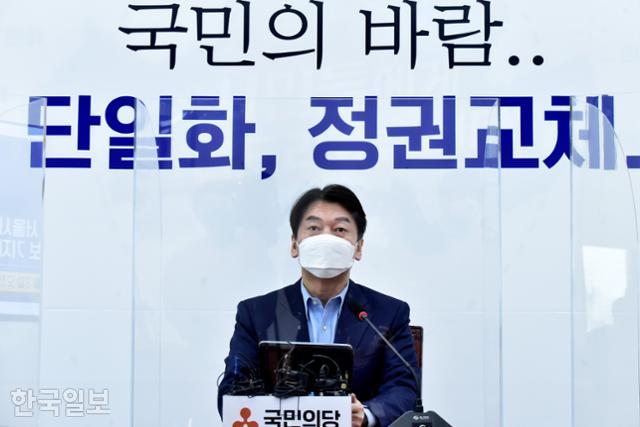 안철수 국민의당 대표가 3일 서울 여의도 국회 본관에서 기자간담회를 하고 있다. 오대근 기자