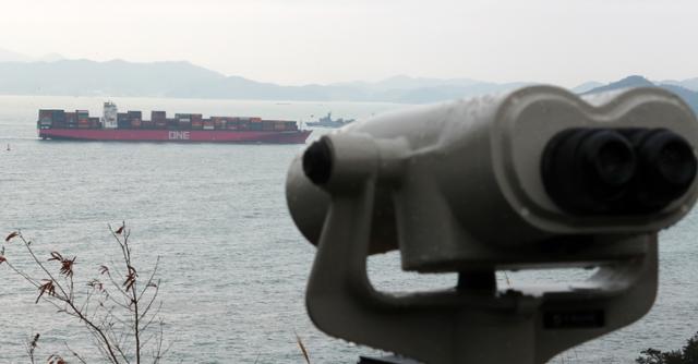 1일 부산 강서구 가덕도 인근 해상에서 화물선이 부산신항 방향으로 항해하고 있다. 연합뉴스