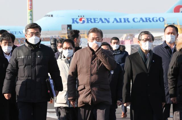 문재인 대통령이 3일 오전 인천국제공항 대한항공 화물터미널에서 열린 코로나19 백신 수송 모의훈련에서 수송과정을 보기 위해 주기장에서 이동하고 있다. 연합뉴스