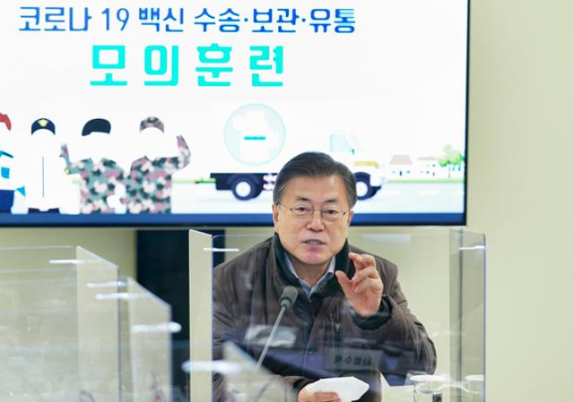 문재인 대통령이 3일 오전 인천국제공항 대한항공 화물터미널에서 열린 코로나19 백신 수송 모의훈련에서 변창흠 국토교통부 장관으로부터 훈련 상황에 대해 보고를 받은 뒤 발언하고 있다. 연합뉴스