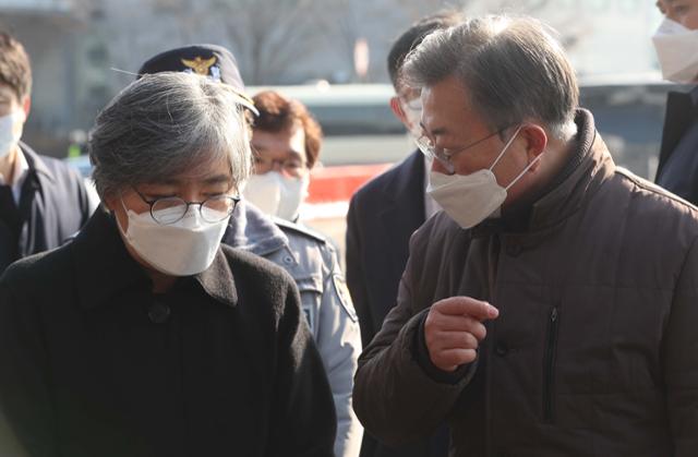 문재인 대통령이 3일 오전 인천국제공항 대한항공 화물터미널에서 열린 코로나19 백신 수송 모의훈련을 마치고 정은경(왼쪽) 질병관리청장과 대화하고 있다. 왕태석 선임기자