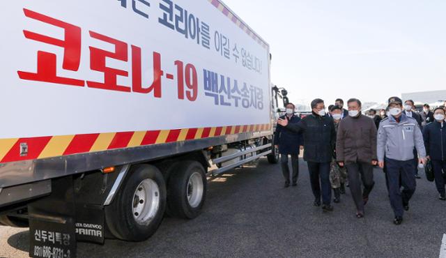 문재인 대통령이 3일 오전 인천국제공항 대한항공 화물터미널에서 열린 코로나19 백신 수송 모의훈련에서 백신 수송 과정에 대한 참관을 하고 있다. 뉴시스