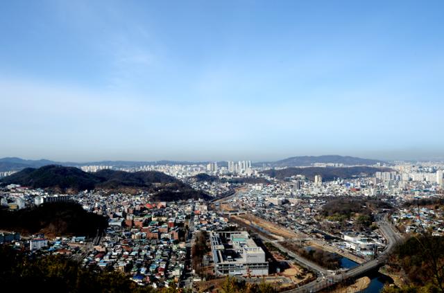 지난달 25일 전북 전주시 완산구 치명자산에서 내려본 전주 시내 전경이 푸른 하늘로 드리워져 있다. 뉴시스