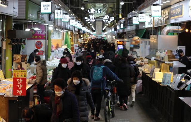 민족최대 명절인 설을 앞둔 3일 오후 서울 마포구 망원시장이 시민들로 붐비고 있다. 뉴스1