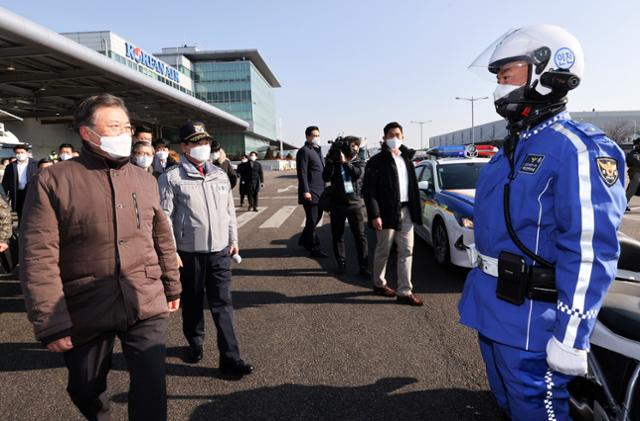 문재인 대통령이 3일 오전 인천국제공항 대한항공 화물터미널에서 열린 코로나19 백신 수송 모의훈련에서 백신 수송 훈련에 참가한 경찰을 격려하고 있다. 뉴시스