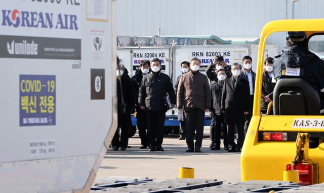 문재인 대통령이 3일 오전 인천국제공항 대한항공 화물터미널에서 열린 코로나19 백신 수송 모의훈련에서 백신 수송 과정에 대한 참관을 하고 있다. 뉴시스