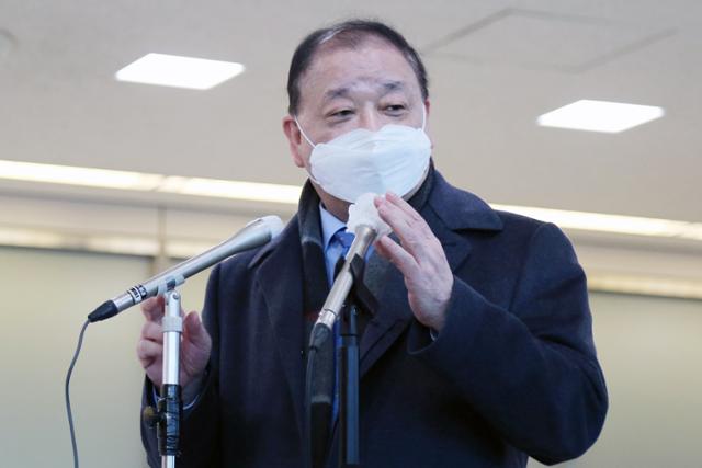 강창일 신임 주일 한국대사가 지난달 22일 일본 지바현 나리타 국제공항에 도착해 취재진의 질문에 답하고 있다. 나리타=연합뉴스