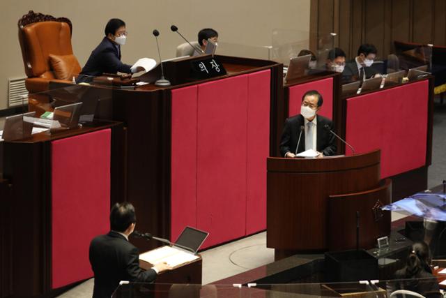 무소속 홍준표 의원이 4일 국회 본회의에서 정치·외교·통일·안보 분야 대정부질문을 하고 있다. 연합뉴스