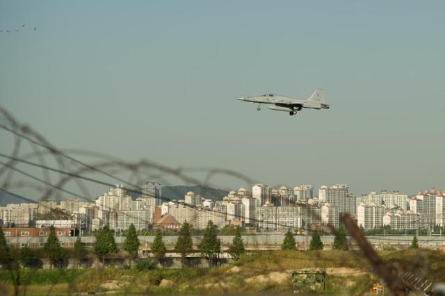 수원비행장에 착륙중인 전투기 아래쪽에 수원시내 아파트 단지가 보이고 있다. 수원시 제공