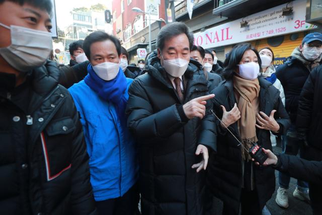 이낙연(왼쪽에서 세 번째) 더불어민주당 대표, 서울시장 보궐선거 출마를 선언한 우상호(왼쪽에서 두 번째) 의원, 박영선(왼쪽에서 네 번째) 전 중소벤처기업부 장관이 4일 오전 서울 용산구 이태원에서 폐업한 상가들을 둘러보며 이동하고 있다. 공동취재사진