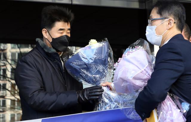 '낙동강변 살인사건' 범인으로 지목돼 21년간 옥살이를 한 장동익씨가 4일 오전 부산 연제구 부산고등법원에서 열린 재심 선고 공판을 마친 후 변론을 맡았던 박준영 변호사로부터 꽃다발을 전달 받고 있다. 부산=뉴스1