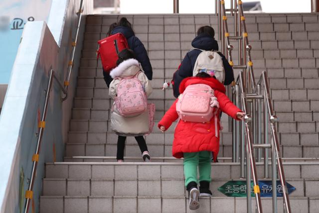 지난달 28일 서울의 한 초등학교에서 학생들이 등교하고 있다. 뉴시스