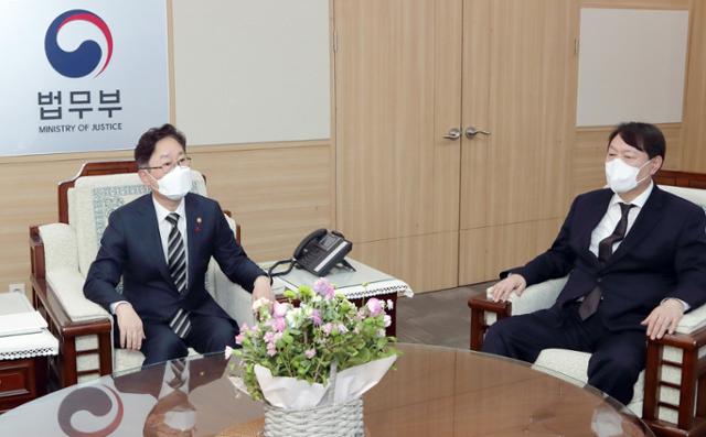 박범계(왼쪽) 법무부 장관이 1일 정부과천청사에서 취임 축하 인사를 온 윤석열 검찰총장을 만나 환담하고 있다. 연합뉴스