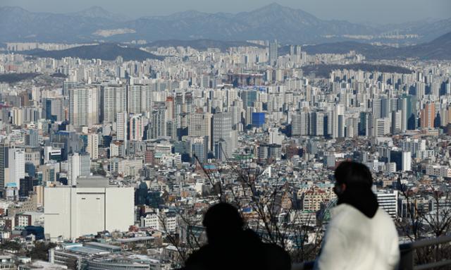 4일 서울 중구 남산에서 본 도심. 정부는 이날 2025년까지 서울 32만가구, 전국 83만가구를 추가 공급하겠다고 밝혔다. 국토교통부는 신규택지의 구체적 입지를 올 상반기 내 2~3차례 나눠 발표할 예정이다. 뉴스1