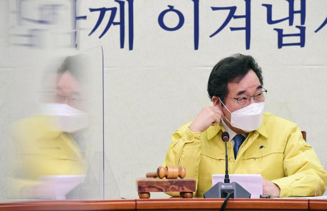 이낙연 더불어민주당 대표가 5일 국회에서 열린 최고위원회의에서 생각에 잠겨 있다. 뉴스1