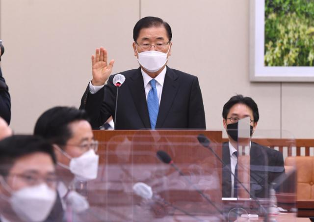 정의용 외교부 장관 후보자가 5일 국회에서 열린 인사청문회에서 선서를 하고 있다. 오대근 기자