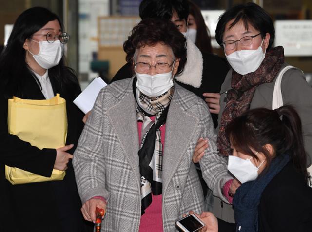 일본군 위안부 피해자 이용수 할머니가 지난해 11월 11일 서울 서초구 서울중앙지법에서 열린 일본 정부 상대 손해배상 청구 소송 마지막 변론기일에 증인으로 출석한 뒤 법정을 나서고 있다.배우한 기자