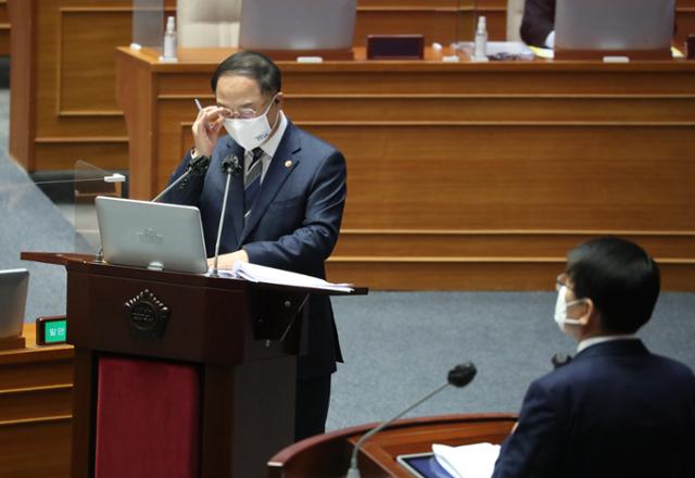 홍남기 경제부총리 겸 기획재정부 장관이 5일 오후 국회 본회의에서 열린 경제분야 대정부 질문에 출석, 더불어민주당 서삼석 의원의 질의에 답하고 있다. 오대근 기자