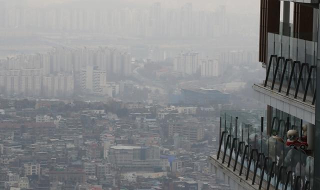 6일 오전 서울 남산에서 바라본 시내가 안개에 싸여 있다. 연합뉴스