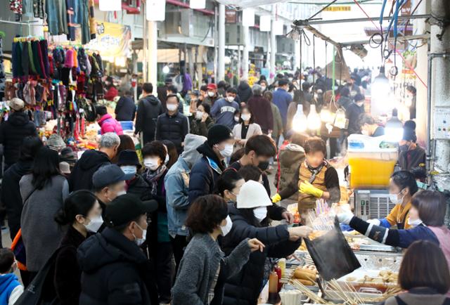 설 명절을 나흘 앞둔 7일 제주시 도두1동 제주시민속오일시장에 시민과 관광객들이 제수용품을 고르고 있다. 뉴시스