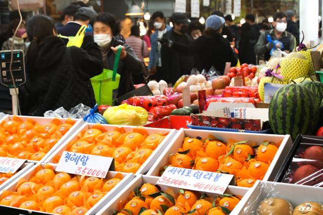 설 명절을 나흘 앞둔 7일 제주시 도두1동 제주시민속오일시장에 시민과 관광객들이 제수용품을 고르고 있다. 뉴시스