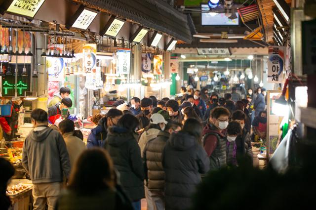 6일 오후 4시 수원시 못골시장이 손님들로 붐비고 있다. 경기도는 재난기본소득 지급으로 설 명절 전 7,000억~8,000억원이 소비될 것으로 예상하고 있다. 경기도 제공