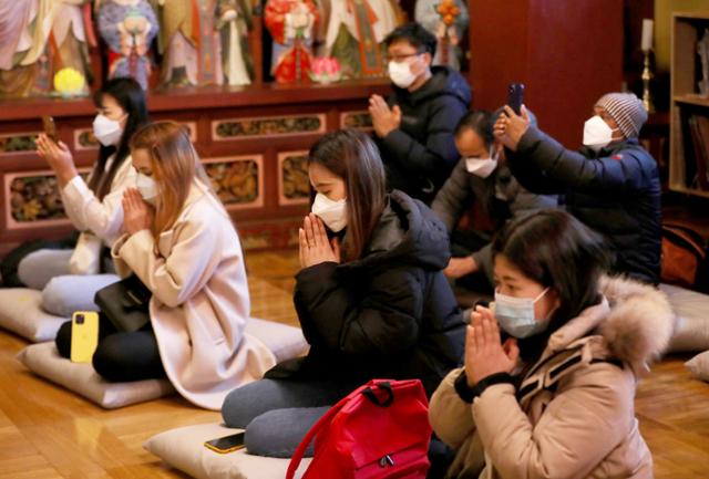 7일 서울 종로구 법련사에서 열린 故 속헹 노동자 49재 및 캄보디아 이주노동자 천도재에서 캄보디아 이주노동자들이 고인의 명복을 빌고 있다. 뉴스1