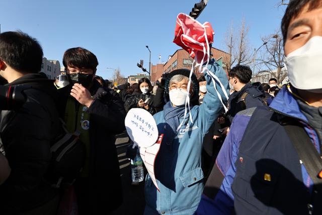 김진숙(가운데) 민주노총 부산지역본부 지도위원이 7일 서울 종로구 청운·자동주민센터 앞에서 복직 행진을 마친 뒤 떠나고 있다. 연합뉴스