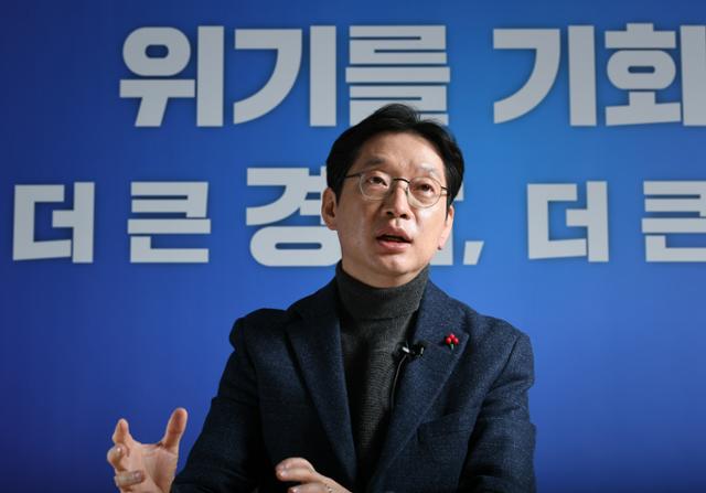 김경수 경남지사가 지난 2일 서울 여의도 경남도사무소에서 가진 인터뷰에서 동남권 메가시티, 가덕도신공항 건설 추진 등 현안에 대해 입장을 밝히고 있다. 왕태석 선임기자