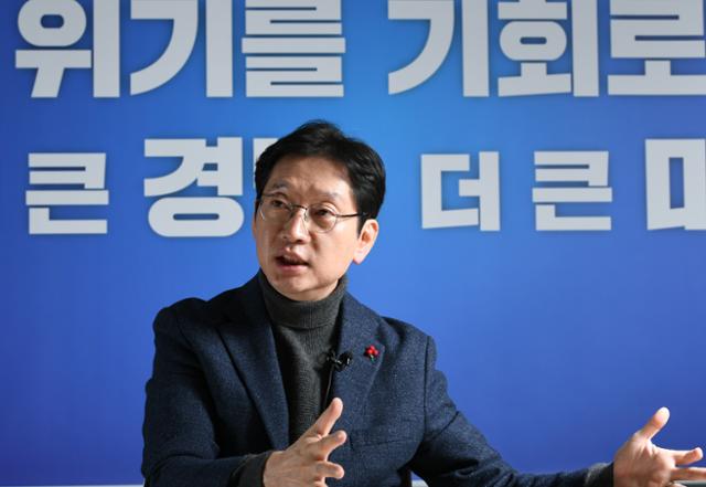 김경수 경남지사가 지난 2일 서울 여의도 경남도사무소에서 가진 인터뷰에서 동남권 메가시티, 가덕도신공항 건설 추진 등 현안에 대해 입장을 밝히고 있다. 왕태석 선임기자